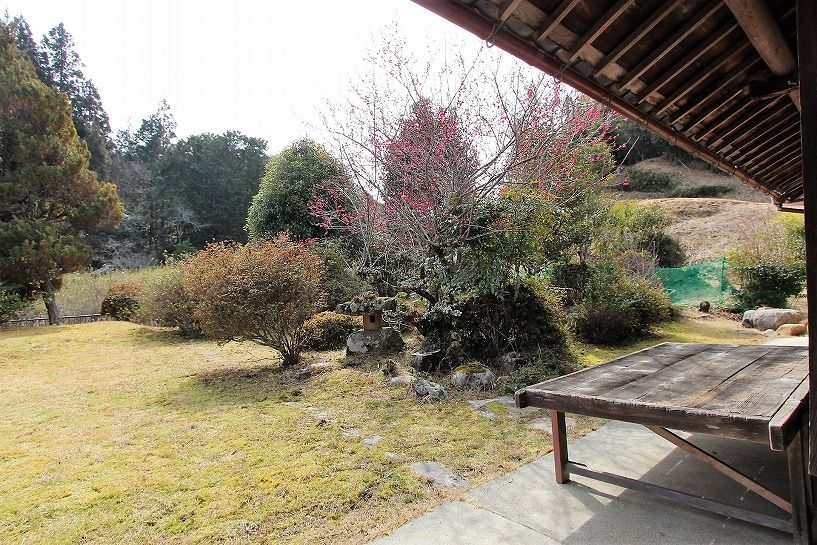 滋賀県甲賀市甲南町磯尾平屋古民家の庭の景色