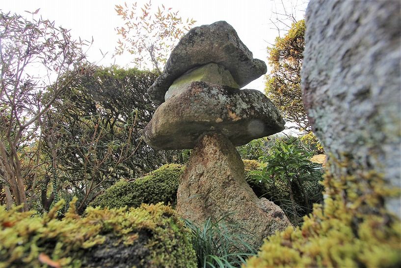 伊賀市法花リノベ済み茅葺トタンの古民家の日本庭園の石灯篭