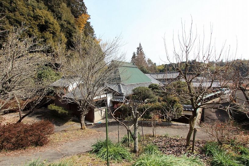 伊賀市法花リノベ済み茅葺トタンの古民家の庭園
