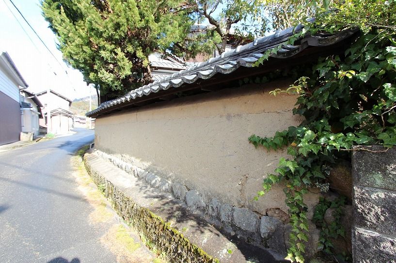 伊賀市山神日本家屋の築地塀