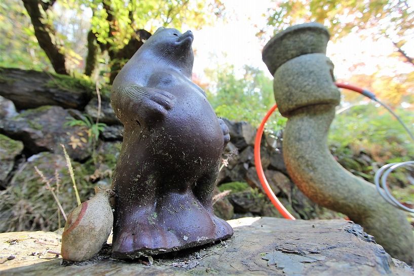 京丹波町妙楽寺石原古民家の狸の置物と石灯篭